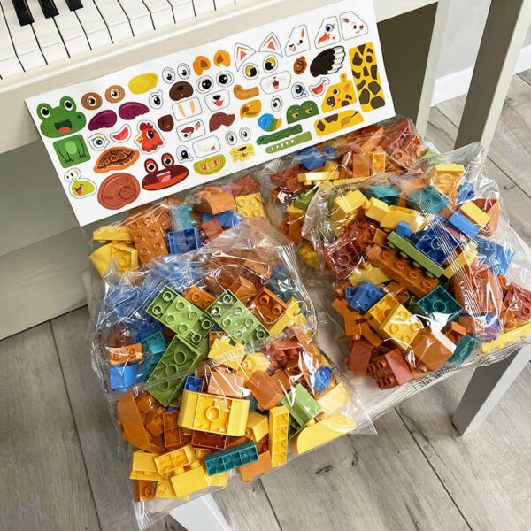 Стіл для Duplo + 1 стілець і конструктор 300 деталей  